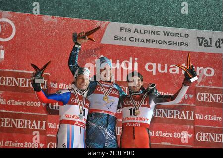 Julien Lizeroux aus Frankreich auf dem 2. Platz, Aksel lund Svindal aus Norwegen auf dem 1. Platz, Natko Zrncic-Dim aus Kroatien auf dem 3. Platz Pose auf dem Podium nach dem Super Combined Event der Herren bei den Ski-Weltmeisterschaften auf dem Face de Solaise Kurs im Val d'Isere, Französische Alpen, Frankreich am 9. Februar 2009 . Foto von Thierry Orban/ABACAPRESS.COM Stockfoto