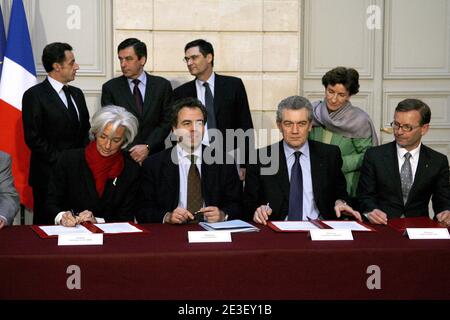 Die französische Wirtschaftsministerin Christine Lagarde, Juniorministerin für Industrie und Verbraucherschutz, Regierungssprecher Luc Chatel, CEO von PSA (PEUGEOT-CITROEN) Christian Streiff, Renault-Generaldirektor Patrick Pelata, Präsident Nicolas Sarkozy, Premierminister Francois Fillon und der für die Umsetzung des Konjunkturprogramms zuständige Minister Patrick Devedjian während der Unterzeichnung eines Abkommens mit französischen Automobilherstellern am 9. Februar 2009 im Elysée-Palast in Paris. Foto von Pierre Hounsfield/Pool/ABACAPRESS.COM Stockfoto