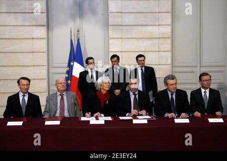 Die französische Wirtschaftsministerin Christine Lagarde, Juniorministerin für Industrie und Verbraucherschutz, Regierungssprecher Luc Chatel, CEO von PSA (PEUGEOT-CITROEN) Christian Streiff, Renault-Generaldirektor Patrick Pelata, Präsident Nicolas Sarkozy, Premierminister Francois Fillon und der für die Umsetzung des Konjunkturprogramms zuständige Minister Patrick Devedjian während der Unterzeichnung eines Abkommens mit französischen Automobilherstellern am 9. Februar 2009 im Elysée-Palast in Paris. Foto von Pierre Hounsfield/Pool/ABACAPRESS.COM Stockfoto