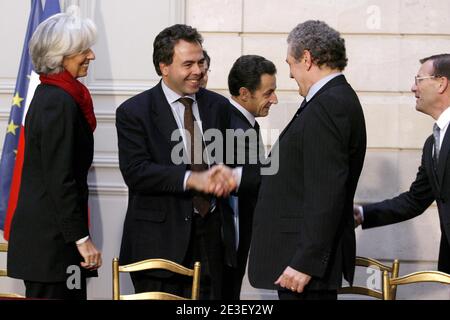 Die französische Wirtschaftsministerin Christine Lagarde, Präsident Nicolas Sarkozy, Renault-Generaldirektor Patrick Pelata, der Minister für Industrie und Verbraucherschutz, der Regierungssprecher Luc Chatel und der Vorstandsvorsitzende von PSA (PEUGEOT-CITROEN) Christian Streiff bei der Unterzeichnung eines Abkommens mit französischen Automobilherstellern im Elysee-Palast in Paris am 9. Februar, 2009. Foto von Pierre Hounsfield/Pool/ABACAPRESS.COM Stockfoto