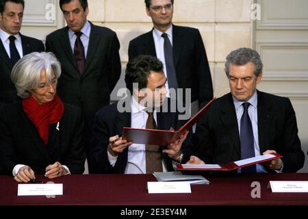 Die französische Wirtschaftsministerin Christine Lagarde, Juniorministerin für Industrie und Verbraucherschutz, Regierungssprecher Luc Chatel, CEO von PSA (PEUGEOT-CITROEN) Christian Streiff, Renault-Generaldirektor Patrick Pelata, Präsident Nicolas Sarkozy, Premierminister Francois Fillon und der für die Umsetzung des Konjunkturprogramms zuständige Minister Patrick Devedjian während der Unterzeichnung eines Abkommens mit französischen Automobilherstellern am 9. Februar 2009 im Elysée-Palast in Paris. Foto von Pierre Hounsfield/Pool/ABACAPRESS.COM Stockfoto