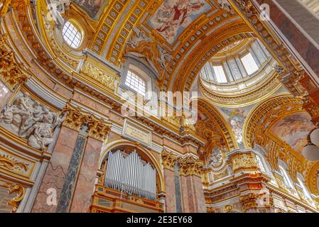 ROM, ITALIEN - 05. MAI 2019: Innenraum der Kirche der Heiligen Ambrose und Charles Borromeo, Italienisch: Sant'Ambrogio e Carlo al Corso, Rom, Italien. Stockfoto