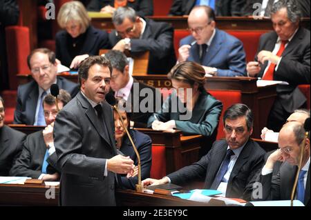 Der französische Minister für Industrie und Verbraucherschutz, Regierungssprecher Luc Chatel Premierminister Francois Fillon, während der wöchentlichen Sitzung in der Nationalversammlung in Paris, Frankreich, am 10. Februar 2009. Foto von Mousse/ABACAPRESS.COM Stockfoto