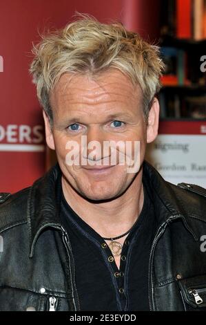 Küchenchef Gordon Ramsay wirbt am Dienstag, den 10. Februar 2009, am Borders Columbus Circle in New York City, NY, USA für sein neues Buch „Gordon Ramsay's Healthy Appetite“. Foto von S.Vlasic/ABACAPRESS.COM Stockfoto