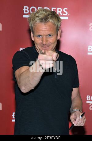 Küchenchef Gordon Ramsay wirbt am Dienstag, den 10. Februar 2009, am Borders Columbus Circle in New York City, NY, USA für sein neues Buch „Gordon Ramsay's Healthy Appetite“. Foto von S.Vlasic/ABACAPRESS.COM Stockfoto