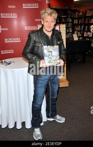 Küchenchef Gordon Ramsay wirbt am Dienstag, den 10. Februar 2009, am Borders Columbus Circle in New York City, NY, USA für sein neues Buch „Gordon Ramsay's Healthy Appetite“. Foto von S.Vlasic/ABACAPRESS.COM Stockfoto