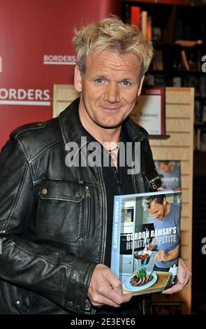 Küchenchef Gordon Ramsay wirbt am Dienstag, den 10. Februar 2009, am Borders Columbus Circle in New York City, NY, USA für sein neues Buch „Gordon Ramsay's Healthy Appetite“. Foto von S.Vlasic/ABACAPRESS.COM Stockfoto