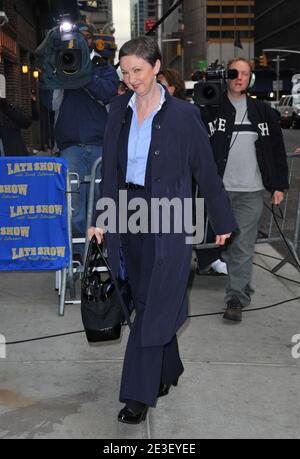 Flugbegleiterin Donna Dent von der Crew von Flug 1549, 'Wunder auf dem Hudson', kommt zu einer Aufnahme von 'The Late Show with David Letterman', die am 10. Februar 2009 im Ed Sullivan Theater in New York City, USA, stattfand. Foto von Gregorio Binuya/ABACAPRESS.COM Stockfoto