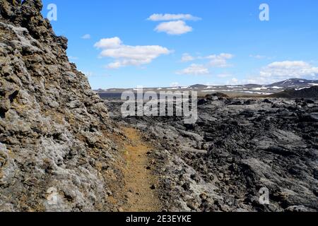 Der Weg auf den Überresten der letzten Vulkanausbrüche zwischen dem Jahr 1975 und 1984 auf Krafla Lava Feld in der Nähe von Myvatn, Island im Sommer Stockfoto