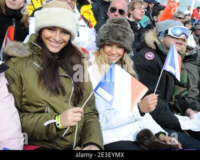 Die ehemalige Miss Frankreich Alexandra Rosenfeld und Rachel Legrain Trapani unterstützen die französische Frauenmannschaft bei den Ski-Weltmeisterschaften im französischen Val d'Isere am 9. Februar 2009. Foto von Jean-Pierre Noisillier/ABACAPRESS.COM Stockfoto