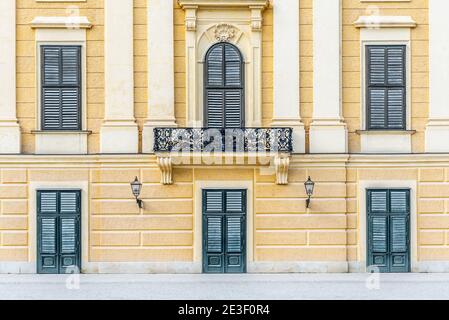 WIEN, ÖSTERREICH - 23. JULI 2019: Schloss Schönbrunn - Deutsch: Schloss Schönbrunn. Architektonisches Detail der gelben Fassade Stockfoto