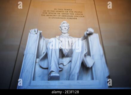 Die Statue des 16. Präsidenten der USA Abraham Lincoln ist im Lincoln Memorial am 12. Februar 2009 in Washington, DC zu sehen. Die Abraham Lincoln Bicentennial Commission veranstaltete Zeremonien zu Ehren des 200. Jahrestages von Lincolns Geburt. Foto von Olivier Douliery/ABACAPRESS.COM Stockfoto