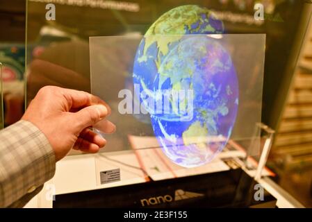 Hand hält transparente 360-Grad-Holographie mit Bildanzeige, präsentiert von Nano in Ausstellungsstand auf der CES Consumer Electronics, Las Vegas, NV, USA Stockfoto