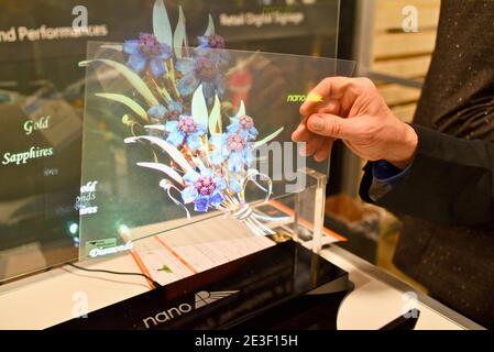 Hand hält transparente 360-Grad-Holographie mit Bildanzeige, präsentiert von Nano in Ausstellungsstand auf der CES Consumer Electronics, Las Vegas, NV, USA Stockfoto