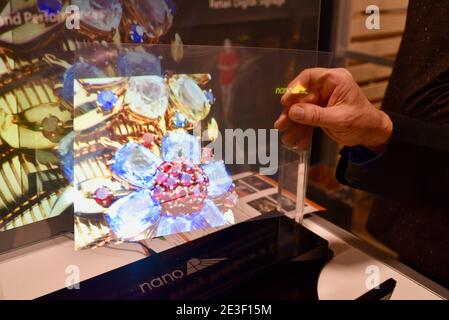 Hand hält transparente 360-Grad-Holographie mit Bildanzeige, präsentiert von Nano in Ausstellungsstand auf der CES Consumer Electronics, Las Vegas, NV, USA Stockfoto