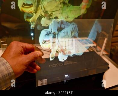 Hand hält transparente 360-Grad-Holographie mit Bildanzeige, präsentiert von Nano in Ausstellungsstand auf der CES Consumer Electronics, Las Vegas, NV, USA Stockfoto