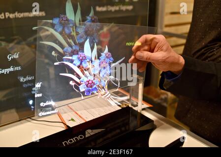 Hand hält transparente 360-Grad-Holographie mit Bildanzeige, präsentiert von Nano in Ausstellungsstand auf der CES Consumer Electronics, Las Vegas, NV, USA Stockfoto