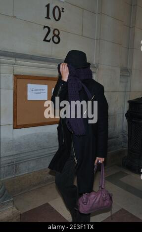 Leila Dixmier, compagne de Joey Starr, arrive a la 10e chambre correctionnelle du Tribunal de Grande Instance de Paris, France le 13 fevrier 2009. Joey Starr est soupconne d'avoir porte des coups a sa compagne Leila Dixmier. Foto von Mousse/ABACAPRESS.COM Stockfoto