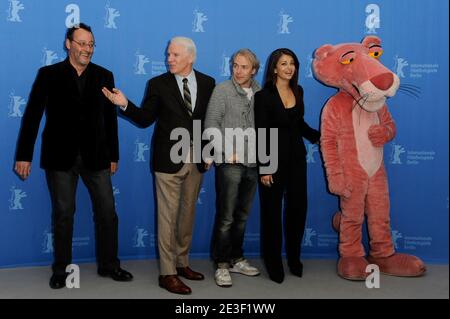 Steve Martin (C) scherzt mit Fotografen wie Aishwarya Rai Bachchan (R), Regisseur Harald Zwart (2R), Jean Reno (2L) und der 'Pink Panther' besuchen am 13. Februar 2009 im Rahmen der 59. Berliner Filmfestspiele im Grand Hyatt Hotel in Berlin die Fotozelle für 'Pink Panther 2'. Foto von Mehdi Taamallah/ABACAPRESS.COM Stockfoto