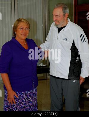 Der ehemalige kubanische Präsident Fidel Castro tritt am 12. Februar 2009 in Havanna, Kuba, als er Chilis Präsidentin Michelle Bachelet empfängt. Foto von ABACAPRESS.COM Stockfoto