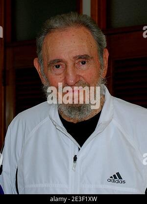 Der ehemalige kubanische Präsident Fidel Castro tritt am 12. Februar 2009 in Havanna, Kuba, als er Chilis Präsidentin Michelle Bachelet empfängt. Foto von ABACAPRESS.COM Stockfoto