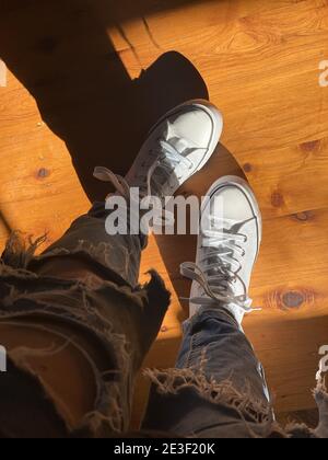 Vertikale Aufnahme von weißen schönen Schuhen Stockfoto