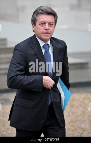 Der französische Juniorminister für Zusammenarbeit und Frankophonie Alain Joyandet verlässt am 13. Februar 2009 den ministerrat im Elysée-Palast in Paris. Foto von Mousse/ABACAPRESS.COM Stockfoto