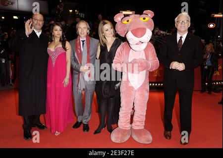 Schauspieler Jean Reno, Aishwarya Rai, Regisseur Harald Zwart mit seiner Frau Veslemoy und Steve Martin besuchen am 13. Februar 2009 die Premiere von 'Pink Panther 2' im Rahmen der 59. Berliner Filmfestspiele im Berlinale Palast in Berlin. Foto von Mehdi Taamallah/ABACAPRESS.COM Stockfoto