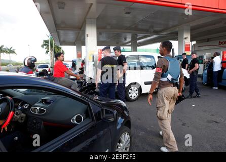 L'essence est toujours livree au compte-goutte dans quelques Stations en Martinique le 13 Fevrier 2009. ICI, la Station Total du Lamentin: les Gens remplissent des bidons et certains ont dormi sur place. Les Forces de l'ordre sont prÀsentes. Foto Patrick Coppee/ABACAPRESS.COM Stockfoto