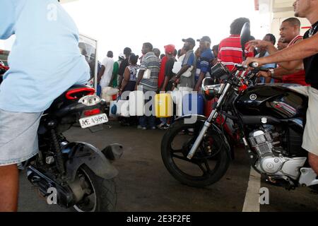 L'essence est toujours livree au compte-goutte dans quelques Stations en Martinique le 13 Fevrier 2009. ICI, la Station Total du Lamentin: les Gens remplissent des bidons et certains ont dormi sur place. Les Forces de l'ordre sont prÀsentes. Foto Patrick Coppee/ABACAPRESS.COM Stockfoto