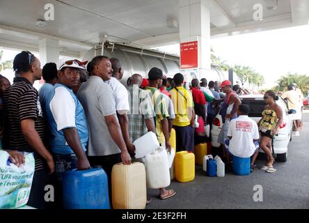 L'essence est toujours livree au compte-goutte dans quelques Stations en Martinique le 13 Fevrier 2009. ICI, la Station Total du Lamentin: les Gens remplissent des bidons et certains ont dormi sur place. Les Forces de l'ordre sont prÀsentes. Foto Patrick Coppee/ABACAPRESS.COM Stockfoto