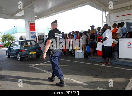 L'essence est toujours livree au compte-goutte dans quelques Stations en Martinique le 13 Fevrier 2009. ICI, la Station Total du Lamentin: les Gens remplissent des bidons et certains ont dormi sur place. Les Forces de l'ordre sont prÀsentes. Foto Patrick Coppee/ABACAPRESS.COM Stockfoto