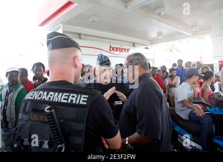 L'essence est toujours livree au compte-goutte dans quelques Stations en Martinique le 13 Fevrier 2009. ICI, la Station Total du Lamentin: les Gens remplissent des bidons et certains ont dormi sur place. Les Forces de l'ordre sont prÀsentes. Foto Patrick Coppee/ABACAPRESS.COM Stockfoto