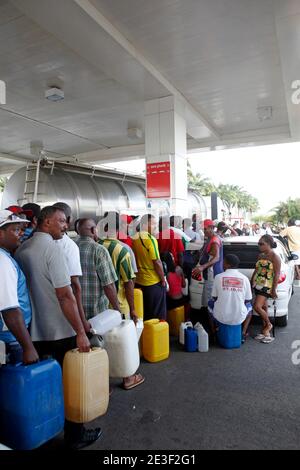 L'essence est toujours livree au compte-goutte dans quelques Stations en Martinique le 13 Fevrier 2009. ICI, la Station Total du Lamentin: les Gens remplissent des bidons et certains ont dormi sur place. Les Forces de l'ordre sont prÀsentes. Foto Patrick Coppee/ABACAPRESS.COM Stockfoto