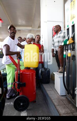 L'essence est toujours livree au compte-goutte dans quelques Stations en Martinique le 13 Fevrier 2009. ICI, la Station Total du Lamentin: les Gens remplissent des bidons et certains ont dormi sur place. Les Forces de l'ordre sont prÀsentes. Foto Patrick Coppee/ABACAPRESS.COM Stockfoto