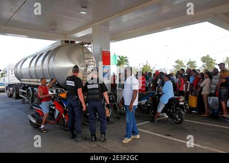 L'essence est toujours livree au compte-goutte dans quelques Stations en Martinique le 13 Fevrier 2009. ICI, la Station Total du Lamentin: les Gens remplissent des bidons et certains ont dormi sur place. Les Forces de l'ordre sont prÀsentes. Foto Patrick Coppee/ABACAPRESS.COM Stockfoto