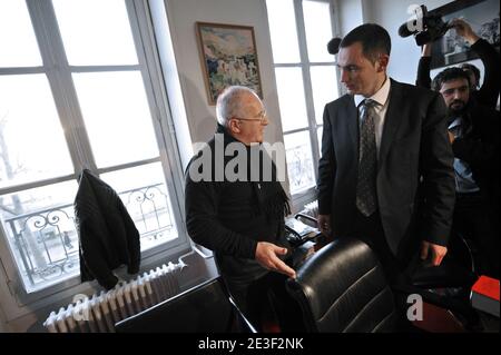 Die französischen Anwälte Pascal Garbarini, Gilles Simeoni und Antoine Sollacaro, die Yvan Colonna vertreten, nehmen am 14. Februar 2009 an einer Pressekonferenz in Paris Teil. Der Sondergerichtsprozess gegen Colonna, einen Hirten, der für schuldig befunden wurde, Frankreichs führenden Regierungsvertreter auf Korsika im Jahr 1998, Claude Erignac, getötet zu haben, begann am 9. Februar 2009. Foto von Mousse/ABACAPRESS.COM Stockfoto