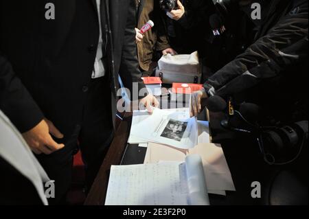 Die französischen Anwälte Pascal Garbarini, Gilles Simeoni und Antoine Sollacaro, die Yvan Colonna vertreten, nehmen am 14. Februar 2009 an einer Pressekonferenz in Paris Teil. Der Sondergerichtsprozess gegen Colonna, einen Hirten, der für schuldig befunden wurde, Frankreichs führenden Regierungsvertreter auf Korsika im Jahr 1998, Claude Erignac, getötet zu haben, begann am 9. Februar 2009. Foto von Mousse/ABACAPRESS.COM Stockfoto