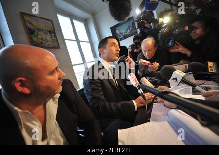 Die französischen Anwälte Pascal Garbarini, Gilles Simeoni und Antoine Sollacaro, die Yvan Colonna vertreten, nehmen am 14. Februar 2009 an einer Pressekonferenz in Paris Teil. Der Sondergerichtsprozess gegen Colonna, einen Hirten, der für schuldig befunden wurde, Frankreichs führenden Regierungsvertreter auf Korsika im Jahr 1998, Claude Erignac, getötet zu haben, begann am 9. Februar 2009. Foto von Mousse/ABACAPRESS.COM Stockfoto