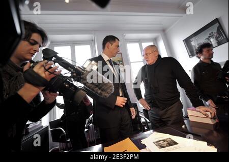 Die französischen Anwälte Pascal Garbarini, Gilles Simeoni und Antoine Sollacaro, die Yvan Colonna vertreten, nehmen am 14. Februar 2009 an einer Pressekonferenz in Paris Teil. Der Sondergerichtsprozess gegen Colonna, einen Hirten, der für schuldig befunden wurde, Frankreichs führenden Regierungsvertreter auf Korsika im Jahr 1998, Claude Erignac, getötet zu haben, begann am 9. Februar 2009. Foto von Mousse/ABACAPRESS.COM Stockfoto