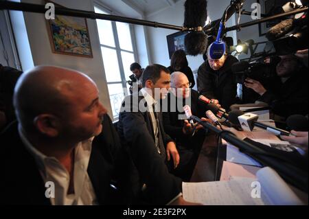 Die französischen Anwälte Pascal Garbarini, Gilles Simeoni und Antoine Sollacaro, die Yvan Colonna vertreten, nehmen am 14. Februar 2009 an einer Pressekonferenz in Paris Teil. Der Sondergerichtsprozess gegen Colonna, einen Hirten, der für schuldig befunden wurde, Frankreichs führenden Regierungsvertreter auf Korsika im Jahr 1998, Claude Erignac, getötet zu haben, begann am 9. Februar 2009. Foto von Mousse/ABACAPRESS.COM Stockfoto