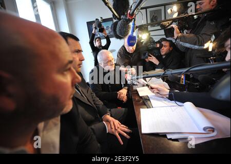 Die französischen Anwälte Pascal Garbarini, Gilles Simeoni und Antoine Sollacaro, die Yvan Colonna vertreten, nehmen am 14. Februar 2009 an einer Pressekonferenz in Paris Teil. Der Sondergerichtsprozess gegen Colonna, einen Hirten, der für schuldig befunden wurde, Frankreichs führenden Regierungsvertreter auf Korsika im Jahr 1998, Claude Erignac, getötet zu haben, begann am 9. Februar 2009. Foto von Mousse/ABACAPRESS.COM Stockfoto