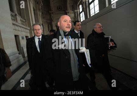 Die Laien von Yvan Colonna Philippe Dehapiot, Pascal Garbarini, Gilles Simeoni und Antoine Sollacaro kommen am 16. Februar 2009 vor das Berufungsgericht in Paris. Yvan Colonna, ein Ziegenhirte und Unabhängigkeitsaktivist, wird beschuldigt, vor fast 10 Jahren Frankreichs führenden Staatsbeamten auf der Mittelmeerinsel Korsika, Claude Erignac, 60, ermordet zu haben. Staatsanwälte beantragten eine lebenslange Haftstrafe für Colonna in seinem ersten Prozess im Jahr 2007. Foto von Mousse/ABACAPRESS.COM Stockfoto