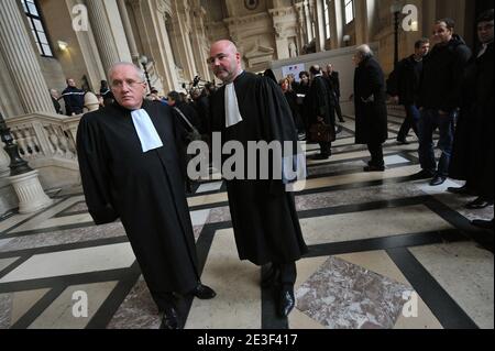 Die Laien von Yvan Colonna Antoine Sollacaro und Pascal Garbarini am 16. Februar 2009 vor dem Pariser Berufungsgericht zum Prozess gegen Yvan Colonna. Yvan Colonna, ein Ziegenhirte und Unabhängigkeitsaktivist, wird beschuldigt, vor fast 10 Jahren Frankreichs führenden Staatsbeamten auf der Mittelmeerinsel Korsika, Claude Erignac, 60, ermordet zu haben. Staatsanwälte beantragten eine lebenslange Haftstrafe für Colonna in seinem ersten Prozess im Jahr 2007. Foto von Mousse/ABACAPRESS.COM Stockfoto