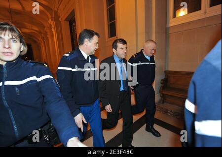 Der französische Polizist Philippe Frizon verlässt das Pariser Gerichtsgebäude während des Prozesses gegen Yvan Colonna, Frankreich am 16. Februar 2009, der wegen der Ermordung des korsischen Präfekten Claude Erignac im Jahr 1998 verurteilt wurde. Das Berufungsverfahren fordert eine neue Untersuchung nach der Veröffentlichung neuer Informationen des französischen Polizeibeamten Didier Vinolas. Foto von Mousse/ABACAPRESS.COM Stockfoto