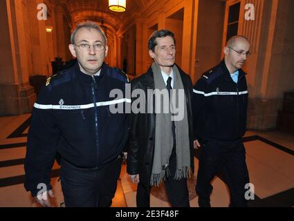 Der Zeuge und französische Polizist Didier Vinolas verlässt das Pariser Gerichtsgebäude, nachdem er während des Prozesses gegen Yvan Colonna in Paris, Frankreich, am 16. Februar 2009 gehört wurde, der wegen der Ermordung des korsischen Präfekten Claude Erignac im Jahr 1998 angeklagt wurde. Das Berufungsverfahren fordert eine neue Untersuchung nach der Veröffentlichung neuer Informationen von Vinolas. Foto von Mousse/ABACAPRESS.COM Stockfoto