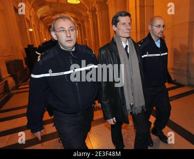 Der Zeuge und französische Polizist Didier Vinolas verlässt das Pariser Gerichtsgebäude, nachdem er während des Prozesses gegen Yvan Colonna in Paris, Frankreich, am 16. Februar 2009 gehört wurde, der wegen der Ermordung des korsischen Präfekten Claude Erignac im Jahr 1998 angeklagt wurde. Das Berufungsverfahren fordert eine neue Untersuchung nach der Veröffentlichung neuer Informationen von Vinolas. Foto von Mousse/ABACAPRESS.COM Stockfoto