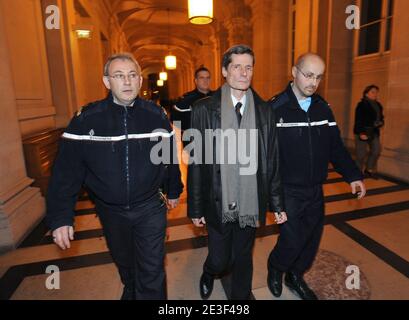 Der Zeuge und französische Polizist Didier Vinolas verlässt das Pariser Gerichtsgebäude, nachdem er während des Prozesses gegen Yvan Colonna in Paris, Frankreich, am 16. Februar 2009 gehört wurde, der wegen der Ermordung des korsischen Präfekten Claude Erignac im Jahr 1998 angeklagt wurde. Das Berufungsverfahren fordert eine neue Untersuchung nach der Veröffentlichung neuer Informationen von Vinolas. Foto von Mousse/ABACAPRESS.COM Stockfoto