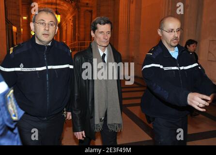 Der Zeuge und französische Polizist Didier Vinolas verlässt das Pariser Gerichtsgebäude, nachdem er während des Prozesses gegen Yvan Colonna in Paris, Frankreich, am 16. Februar 2009 gehört wurde, der wegen der Ermordung des korsischen Präfekten Claude Erignac im Jahr 1998 angeklagt wurde. Das Berufungsverfahren fordert eine neue Untersuchung nach der Veröffentlichung neuer Informationen von Vinolas. Foto von Mousse/ABACAPRESS.COM Stockfoto