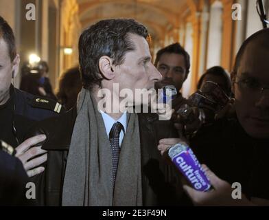 Der Zeuge und französische Polizist Didier Vinolas spricht mit der Presse, als er das Pariser Gerichtsgebäude verlässt, nachdem er während des Prozesses gegen Yvan Colonna in Paris, Frankreich, am 17. Februar 2009 wegen der Ermordung des korsischen Präfekten Claude Erignac im Jahr 1998 vernommen wurde. Das Berufungsverfahren fordert eine neue Untersuchung nach der Veröffentlichung neuer Informationen von Vinolas. Foto von Mousse/ABACAPRESS.COM Stockfoto